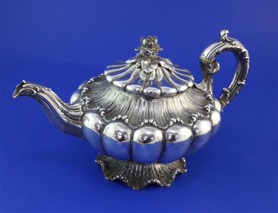 A William IV silver teapot by Edward, John & William Barnard, gross 26 oz.